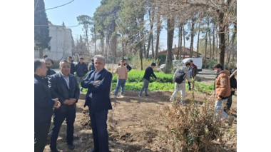 عملیات آماده‌سازی زمین و کاشت نشاء کاهو در زمین کشاورزی هنرستان کشاورزی مستقر در مرکز